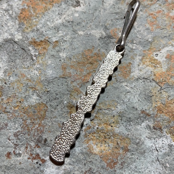 ✨3/$25✨ one half of a vintage retro ‘90’s best friends zipper pull/keychain - Picture 3 of 4